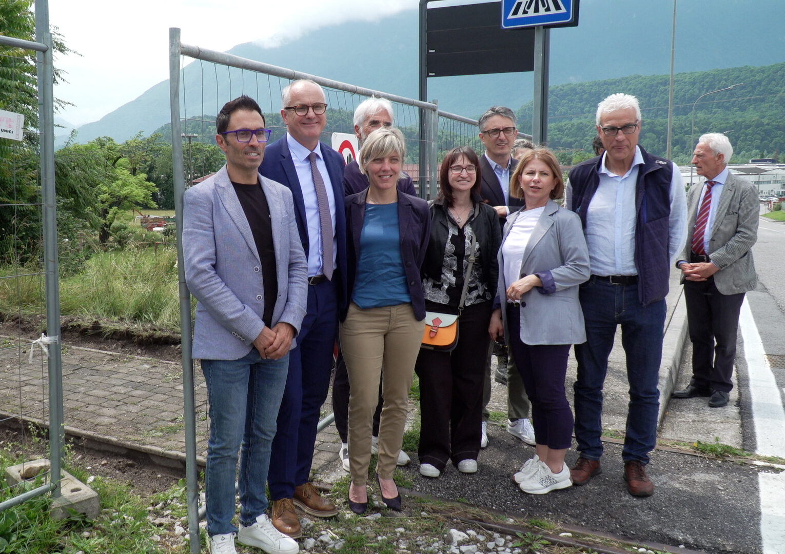 L'assessore regionale alle Finanze Barbara Zilli con le autorità sul cantiere del primo lotto della pista ciclabile Tolmezzo - Amaro - Stazione Carnia - Alpe Adria