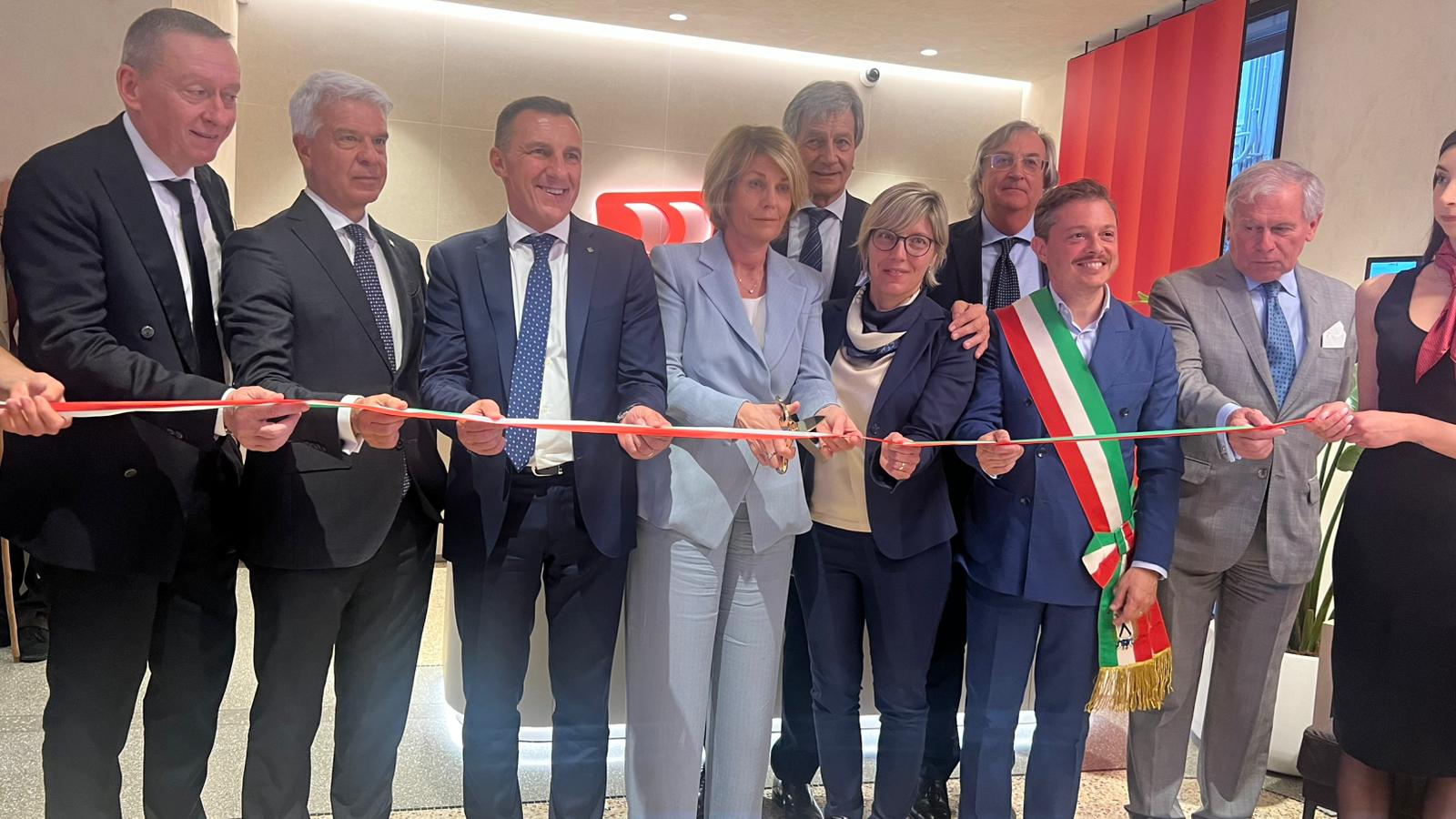 L'inaugurazione della rinnovata filiale CiviBank di Udine in via Vittorio Veneto con l'assessore regionale Barbara Zilli