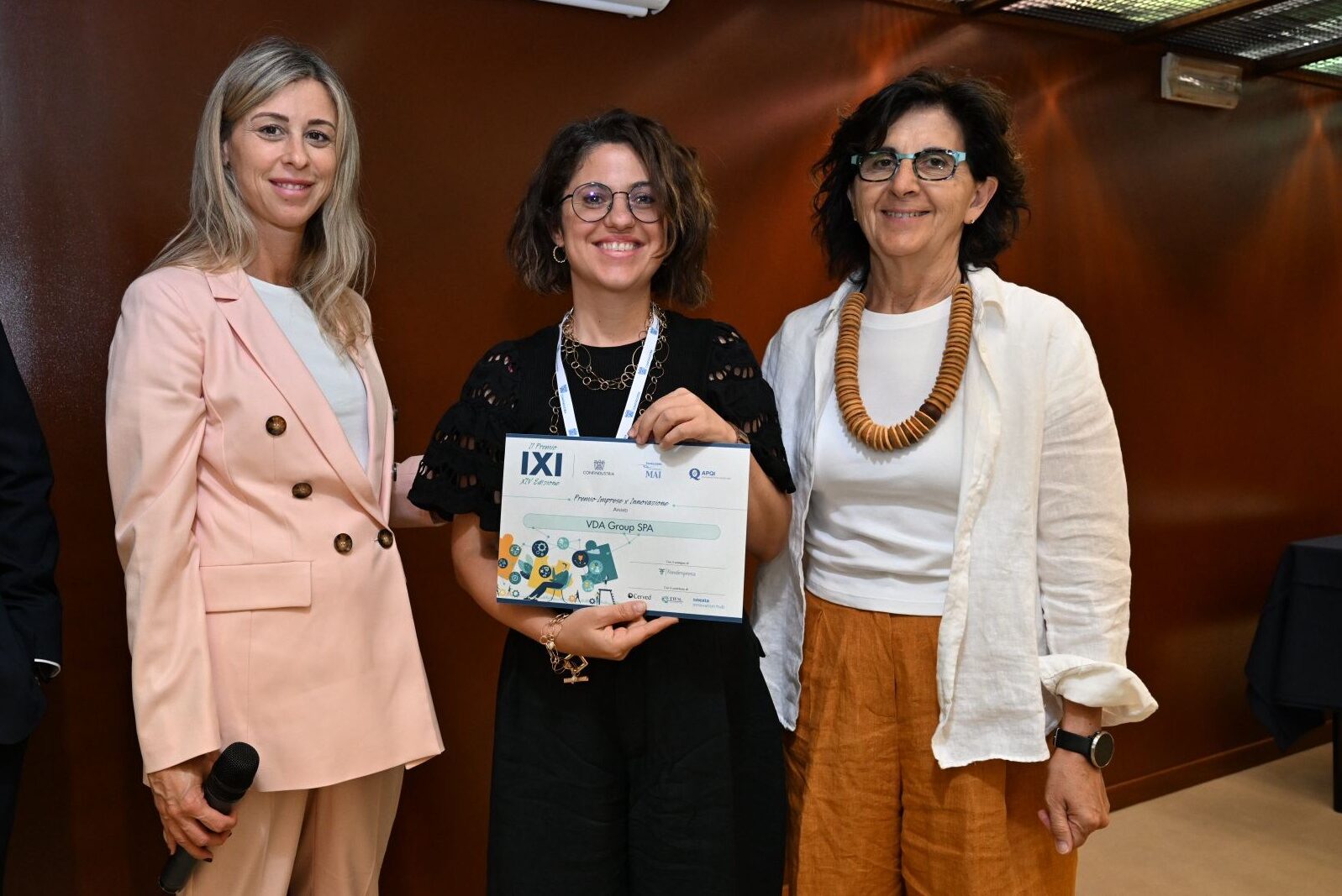 Barbara Alvino, al centro, ritira il premio per VDA Telkonet