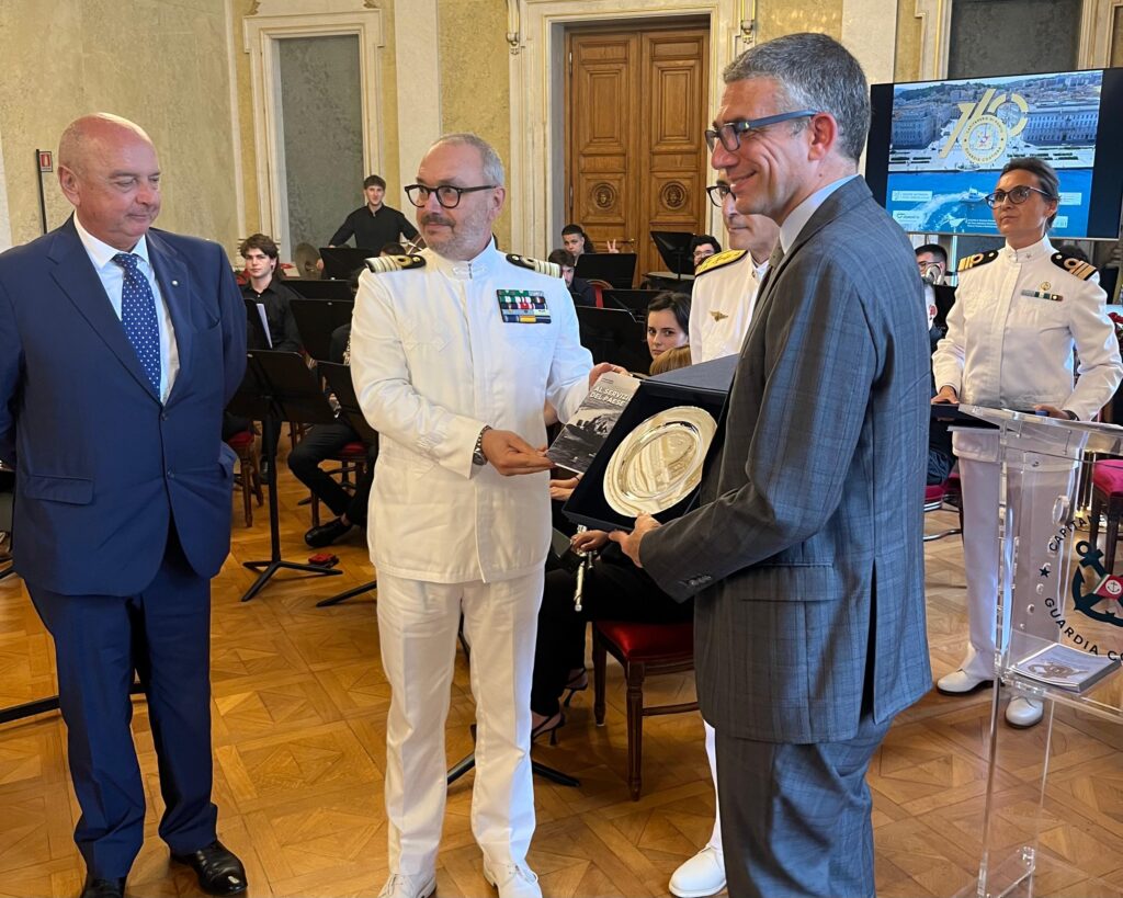 L'assessore Roberti (a destra) con il sindaco Dipiazza (a sinistra) e il capitano Del Prete (al centro)