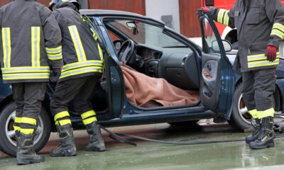 Vigili del fuoco estraggono persona dalla macchina