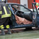 Vigili del fuoco estraggono persona dalla macchina