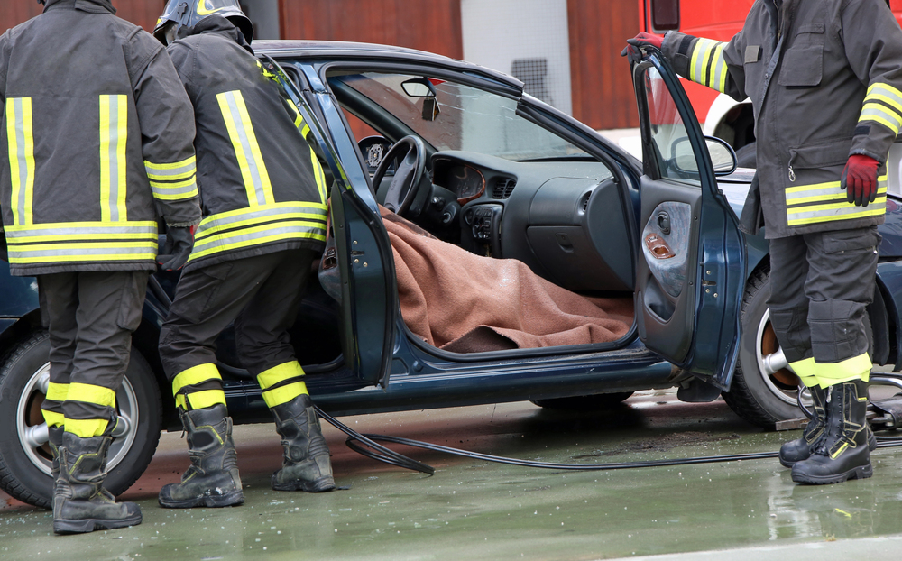 Vigili del fuoco estraggono persona dalla macchina