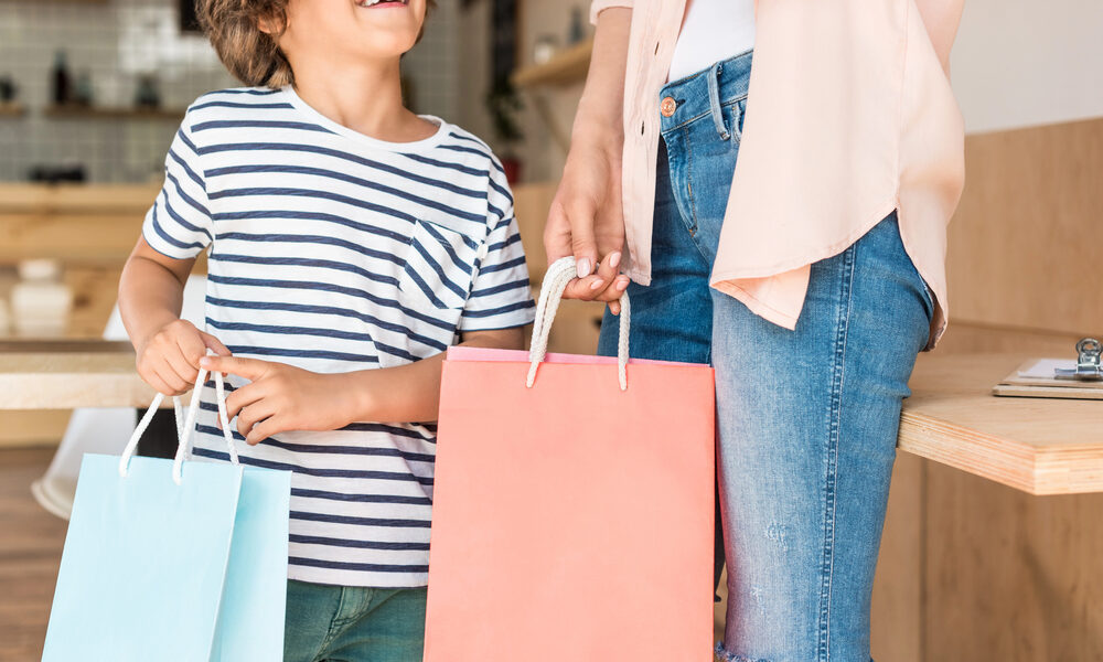 Mamma e figlio fanno acquisti
