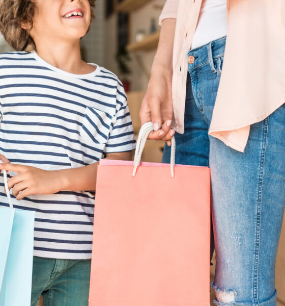 Mamma e figlio fanno acquisti