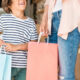 Mamma e figlio fanno acquisti