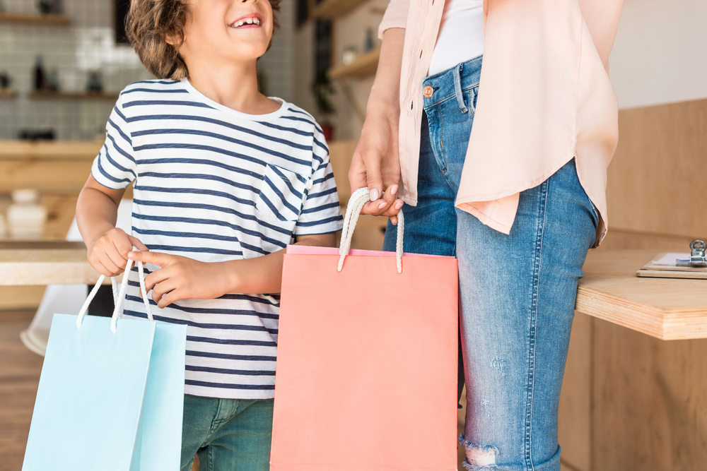 Mamma e figlio fanno acquisti
