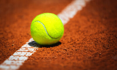 Pallina da tennis su campo in terra rossa
