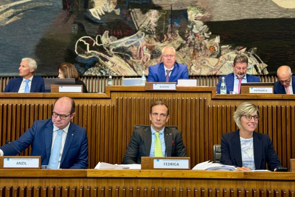Il governatore Fedriga durante la discussione in Aula sulla manovra di assestamento di bilancio