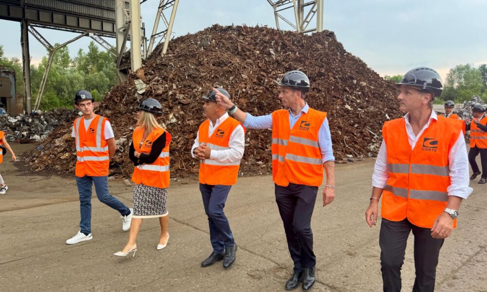Il governatore Fedriga nel corso della visita allo stabilimento