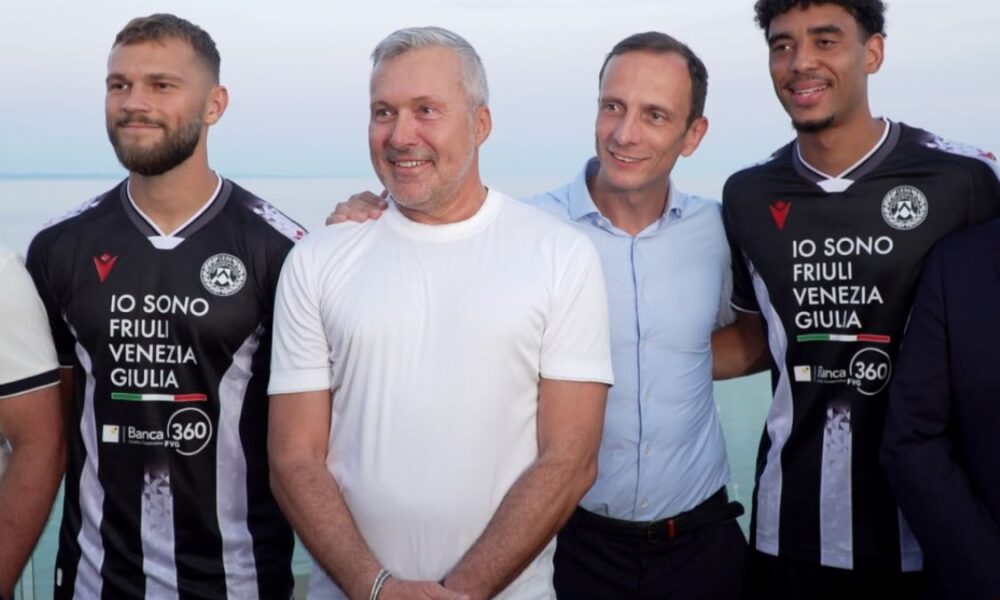 Il governatore Massimiliano Fedriga e l'assessore Bini alla presentazione della nuova maglia dell'Udinese per la stagione di Serie A 2025/2026
