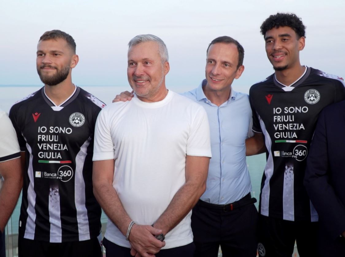 Il governatore Massimiliano Fedriga e l'assessore Bini alla presentazione della nuova maglia dell'Udinese per la stagione di Serie A 2025/2026