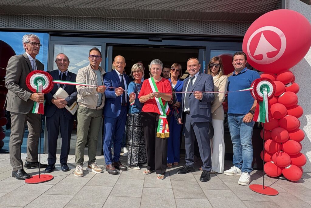 Il taglio del nastro per l'inaugurazione del rinnovato storico punto vendita Eurospar "Euroforte" di Buja