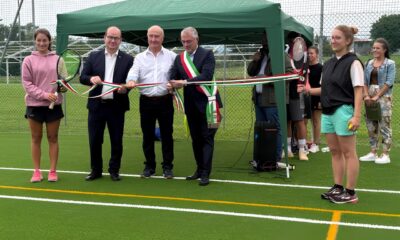 Il taglio del nastro all'inaugurazione del nuovo campo sportivo
