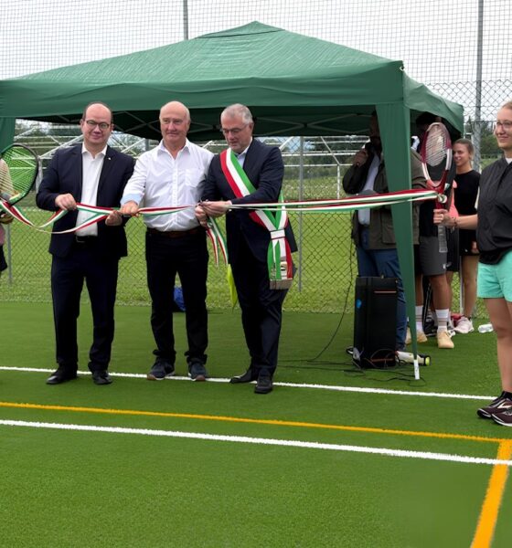Il taglio del nastro all'inaugurazione del nuovo campo sportivo