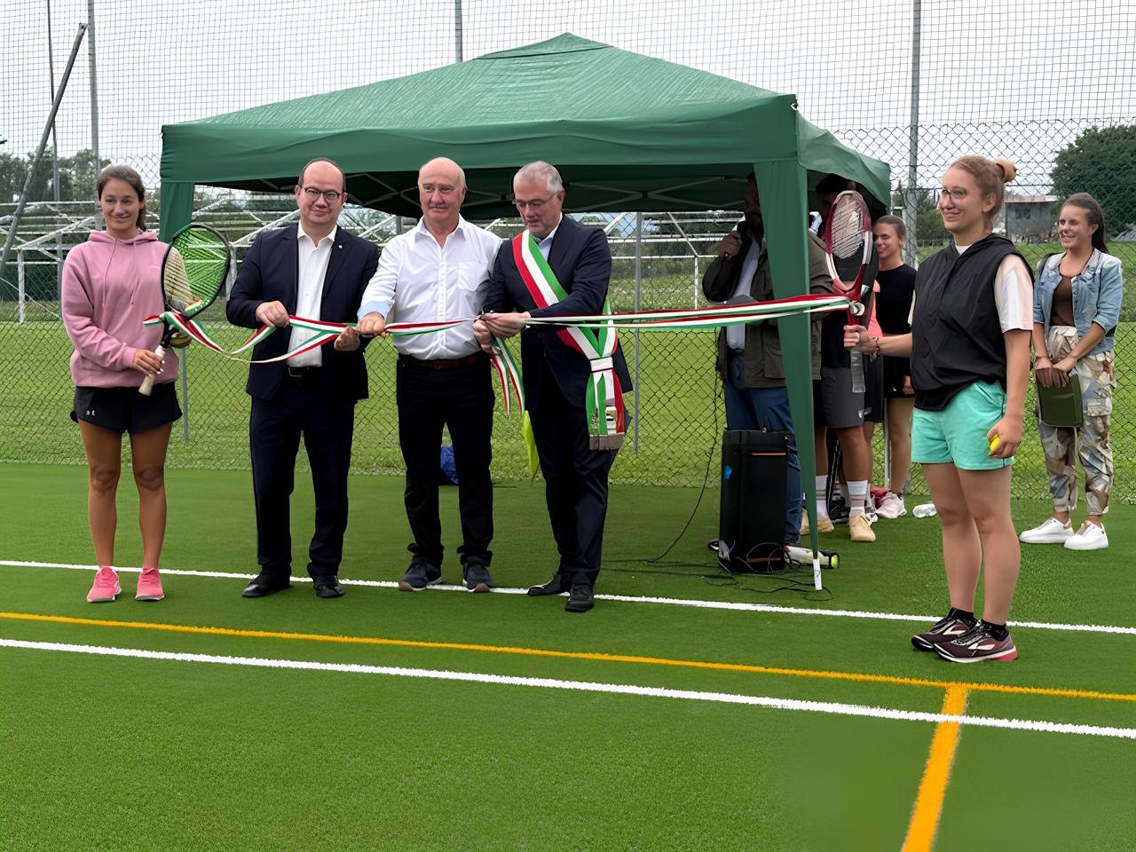 Il taglio del nastro all'inaugurazione del nuovo campo sportivo