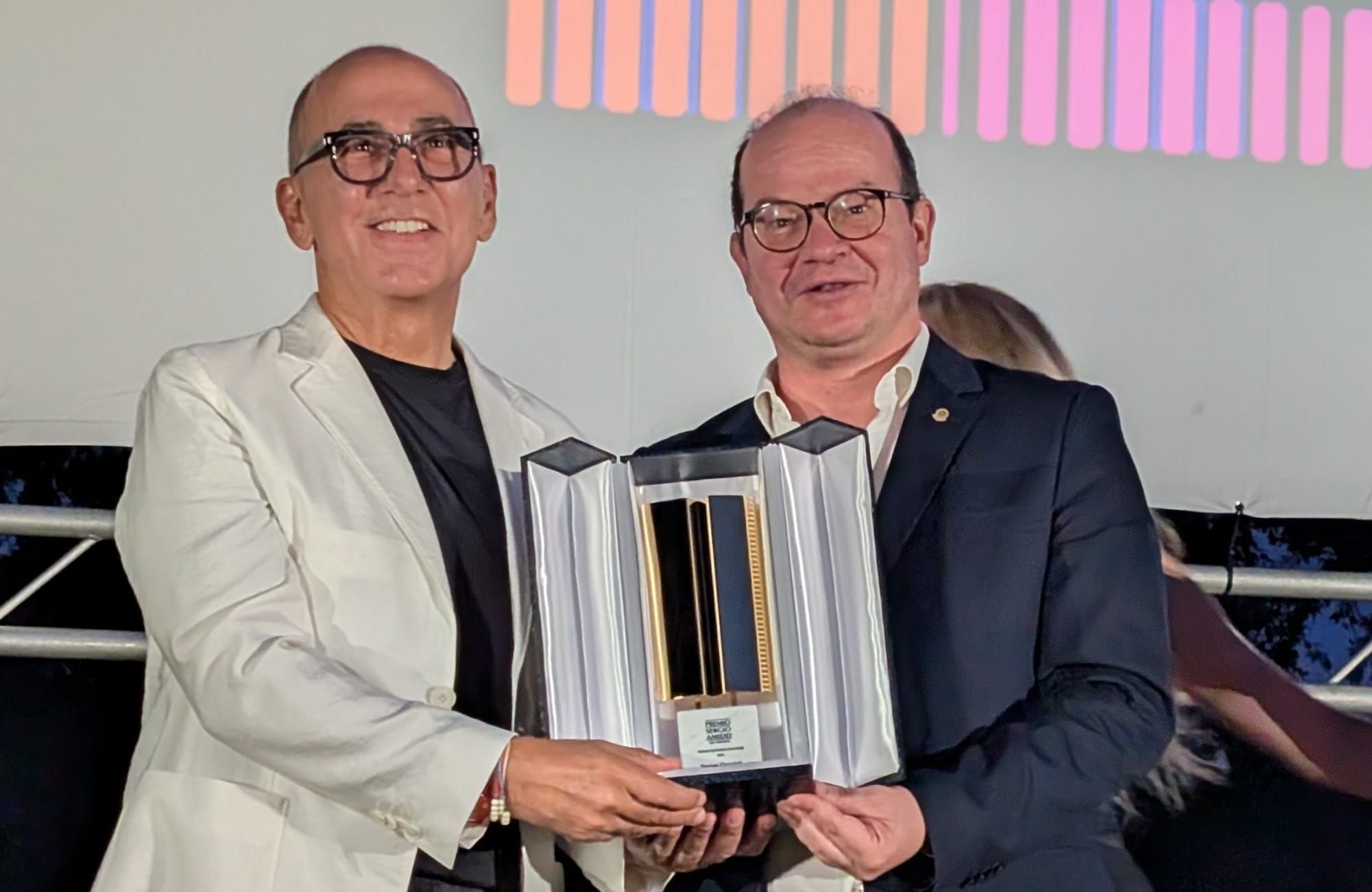 Il vicegovernatore Mario Anzil premia Ferzan Özpetek alla 44ª edizione del Premio Internazionale Sergio Amidei