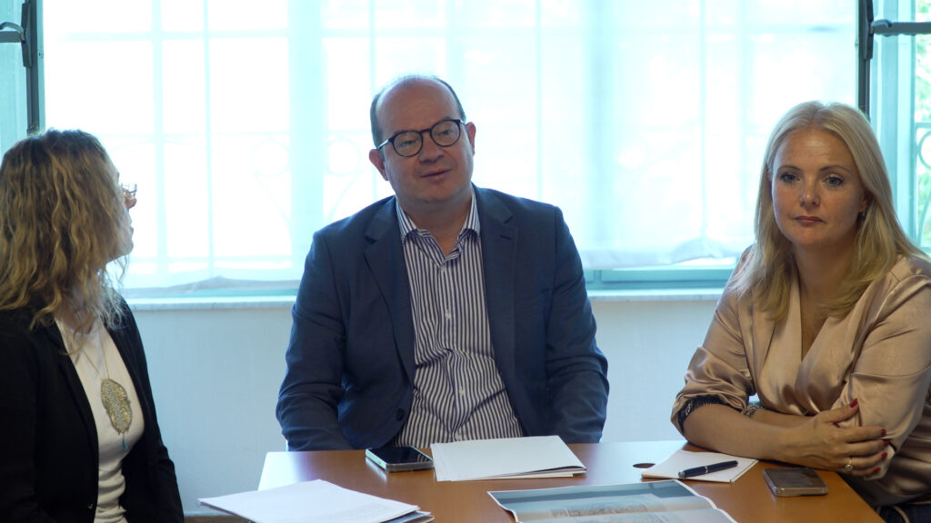 Il vicegovernatore Mario Anzil, con la direttrice dell'Erpac Lydia Alessio Vernì e la senatrice Francesca Tubetti, alla donazione del plastico di Gorizia