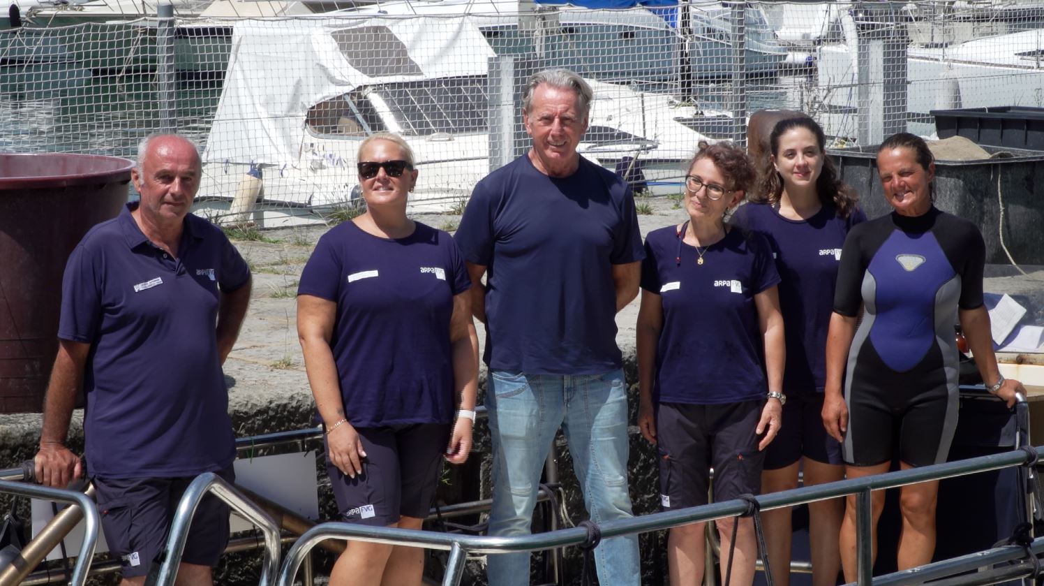 L’assessore alla Difesa dell’ambiente Fabio Scoccimarro con i tecnici di Arpa Fvg