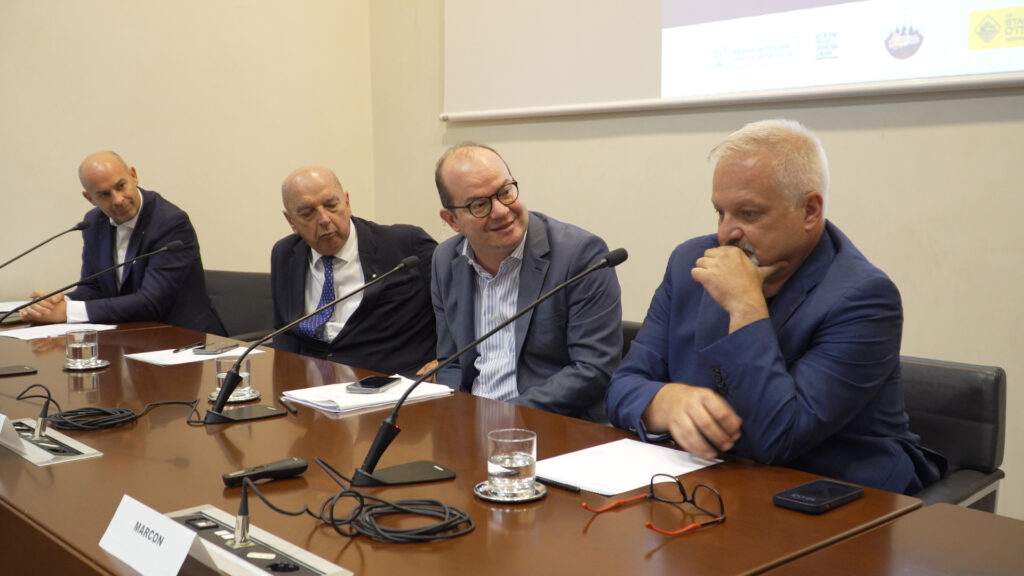 L'assessore allo Sport Mario Anzil durante la conferenza stampa