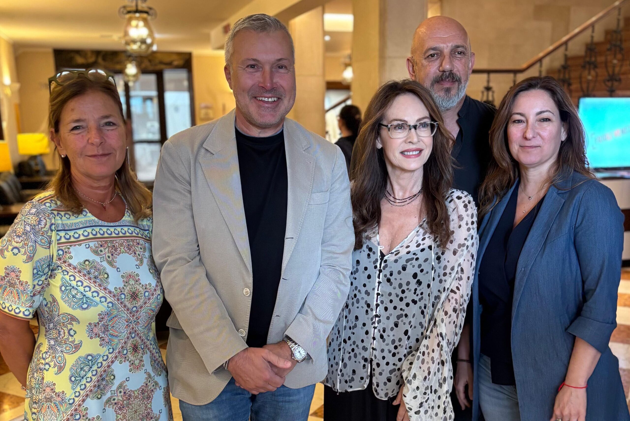 L'assessore regionale Sergio Emidio Bini con la direttrice di Fvg Film Commission Chiara Valenti Omero, l'attrice Elena Sofia Ricci e la produttrice della serie tv Verdiana Bixio