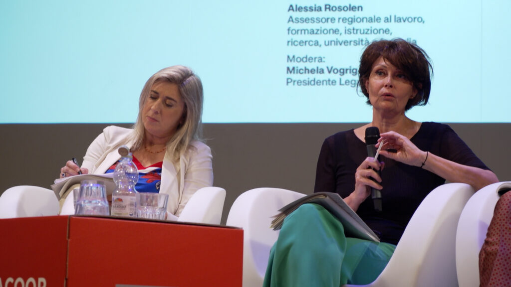 L'assessore regionale alla Famiglia Alessia Rosolen durante il suo intervento
