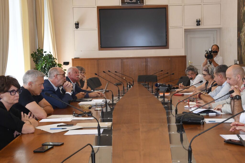 Un momento dell'incontro con le organizzazioni sindacali