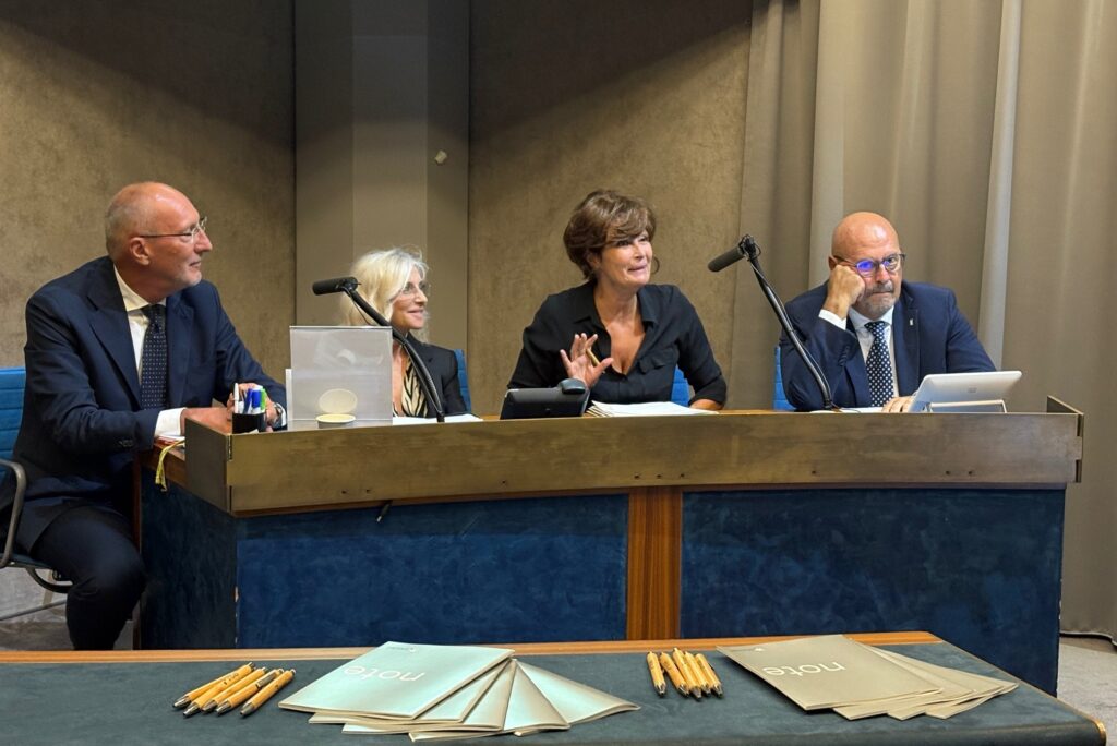 Gli assessori Alessia Rosolen e Sebastiano Callari, con l'Amministratore unico di Insiel, Diego Antonini, e il dirigente tecnico Francesca Di Liberti per l'Ufficio scolastico regionale