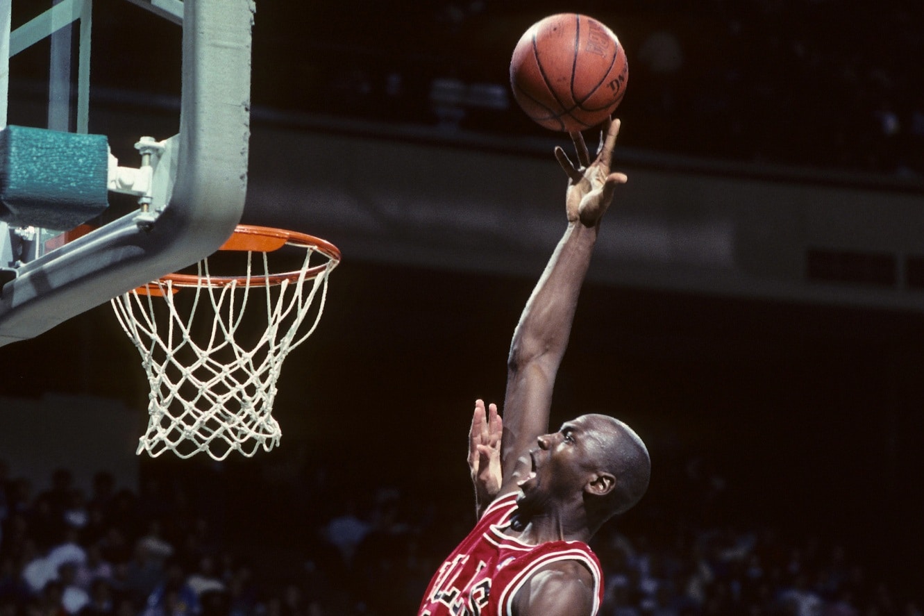 Trieste celebra Michael Jordan: 40 anni fa la schiacciata che fece la ...