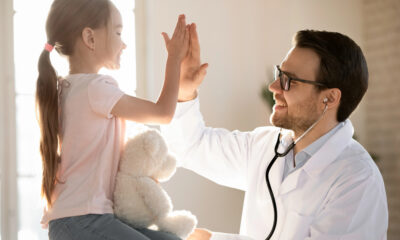 Pediatra con bambina