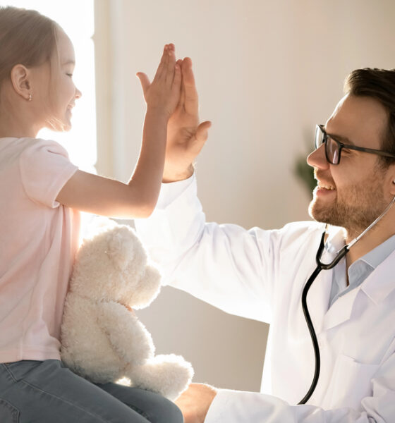 Pediatra con bambina