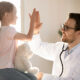 Pediatra con bambina