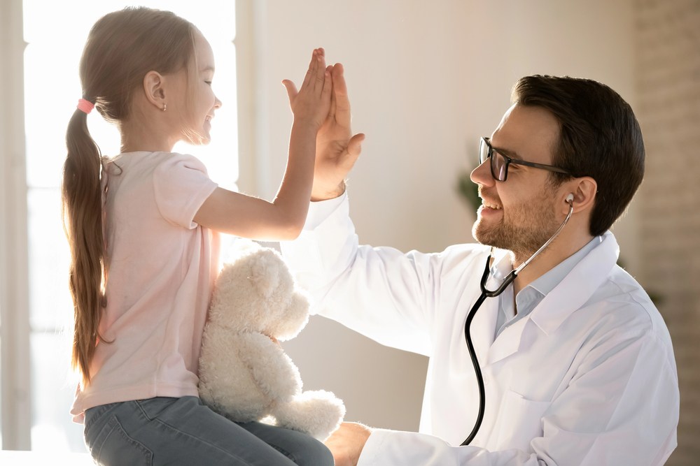 Pediatra con bambina