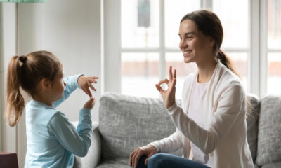 Mamma e figlia che parlano con il linguaggio dei segni