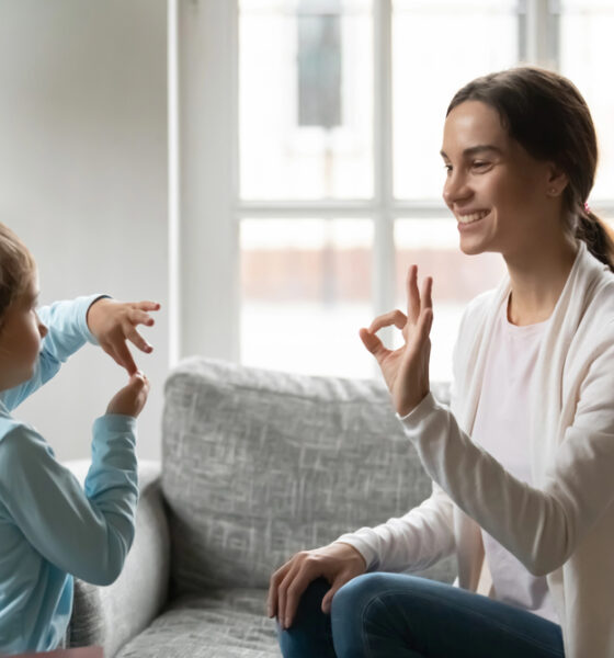 Mamma e figlia che parlano con il linguaggio dei segni