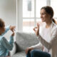 Mamma e figlia che parlano con il linguaggio dei segni