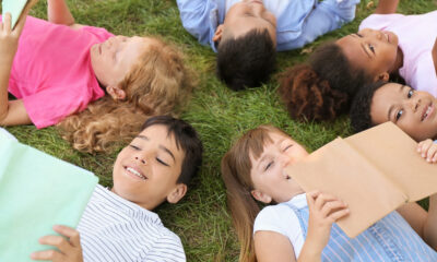 Bambini che leggono su un prato