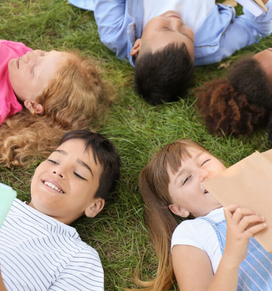 Bambini che leggono su un prato