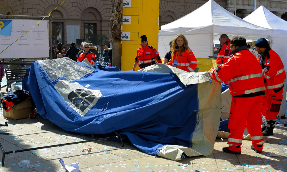 Volontari della protezione civile in azione