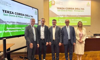 Foto di gruppo alla sottoscrizione del contratto per la terza corsia della A4
