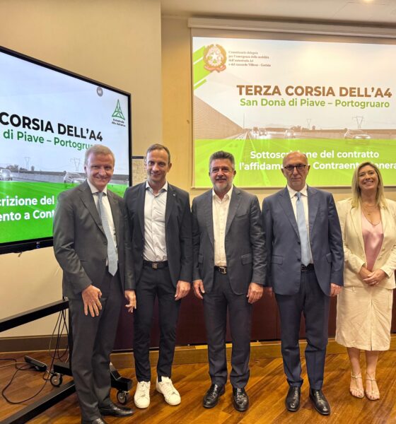 Foto di gruppo alla sottoscrizione del contratto per la terza corsia della A4