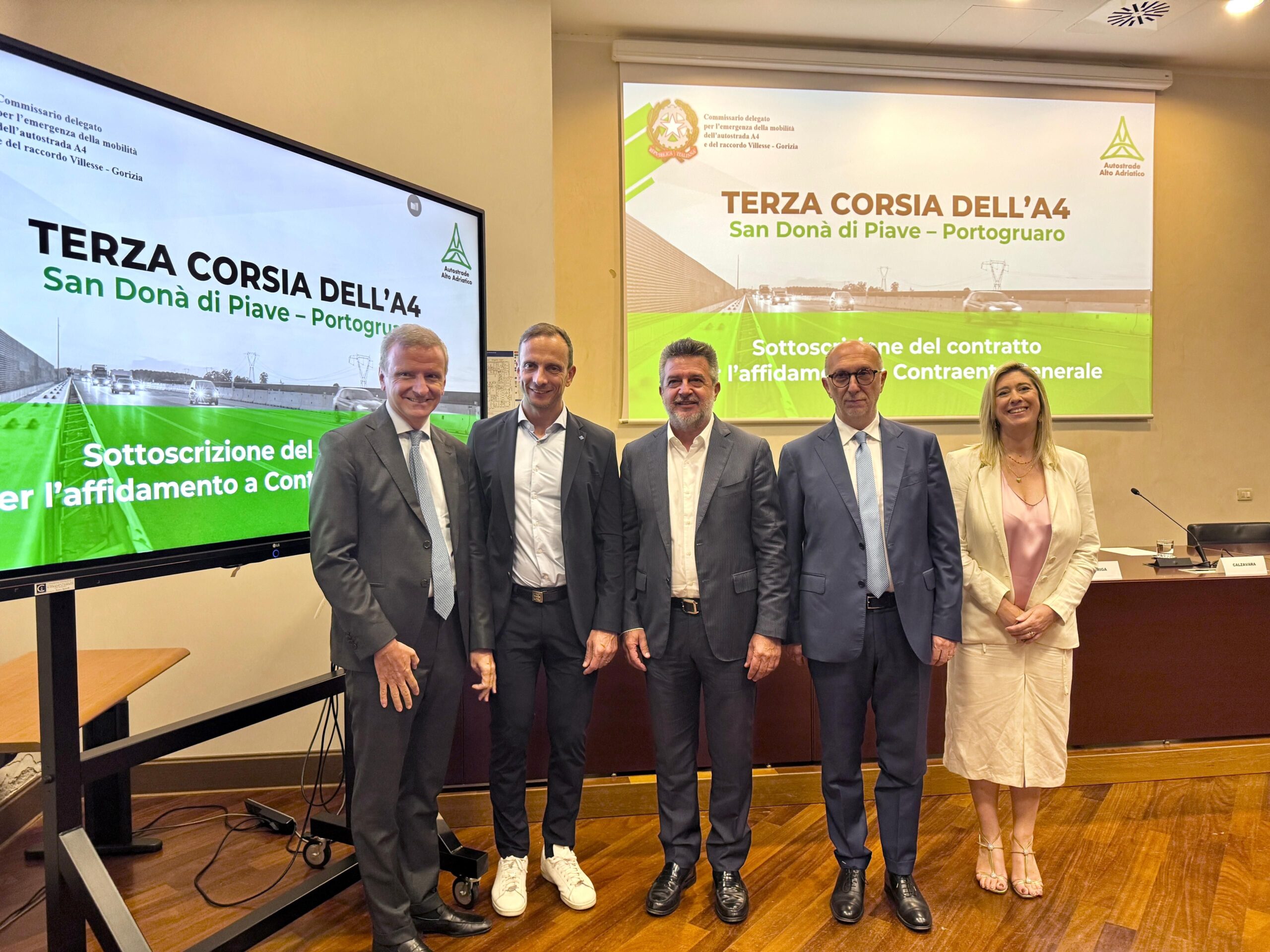 Foto di gruppo alla sottoscrizione del contratto per la terza corsia della A4