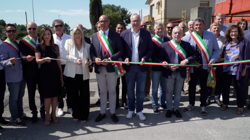 Il taglio del nastro per la consegna dei lavori della ciclovia FVG2 Torviscosa - Latisana