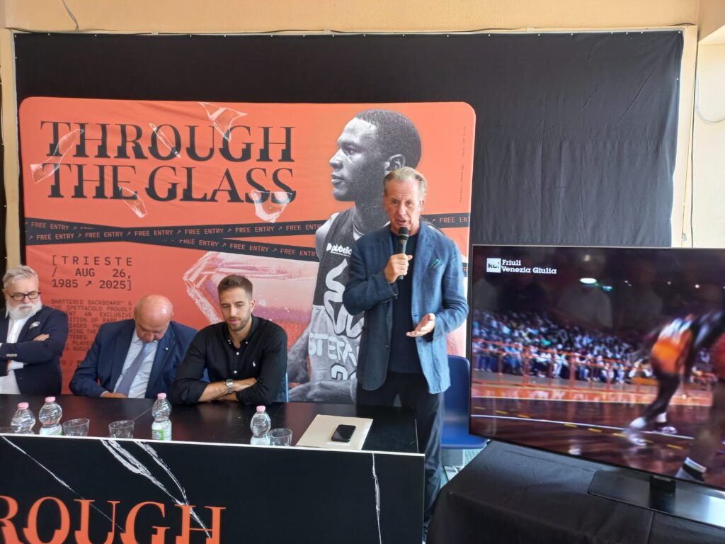 La presentazione di "Through The Glass"
