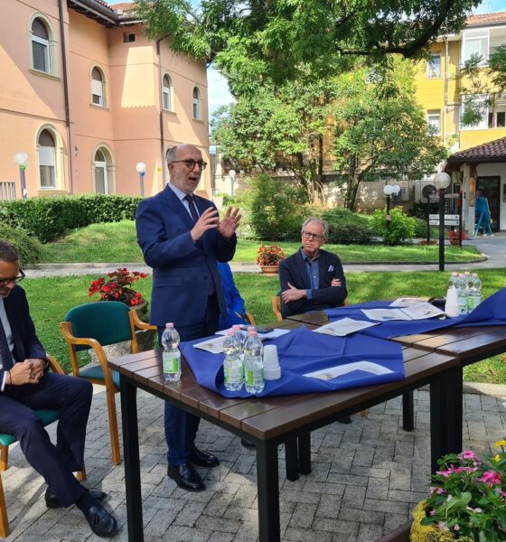 L'assessore regionale Riccardo Riccardi nel suo intervento all'esterno della Casa di riposo Asp di Spilimbergo per la presentazione del progetto di telemedicina