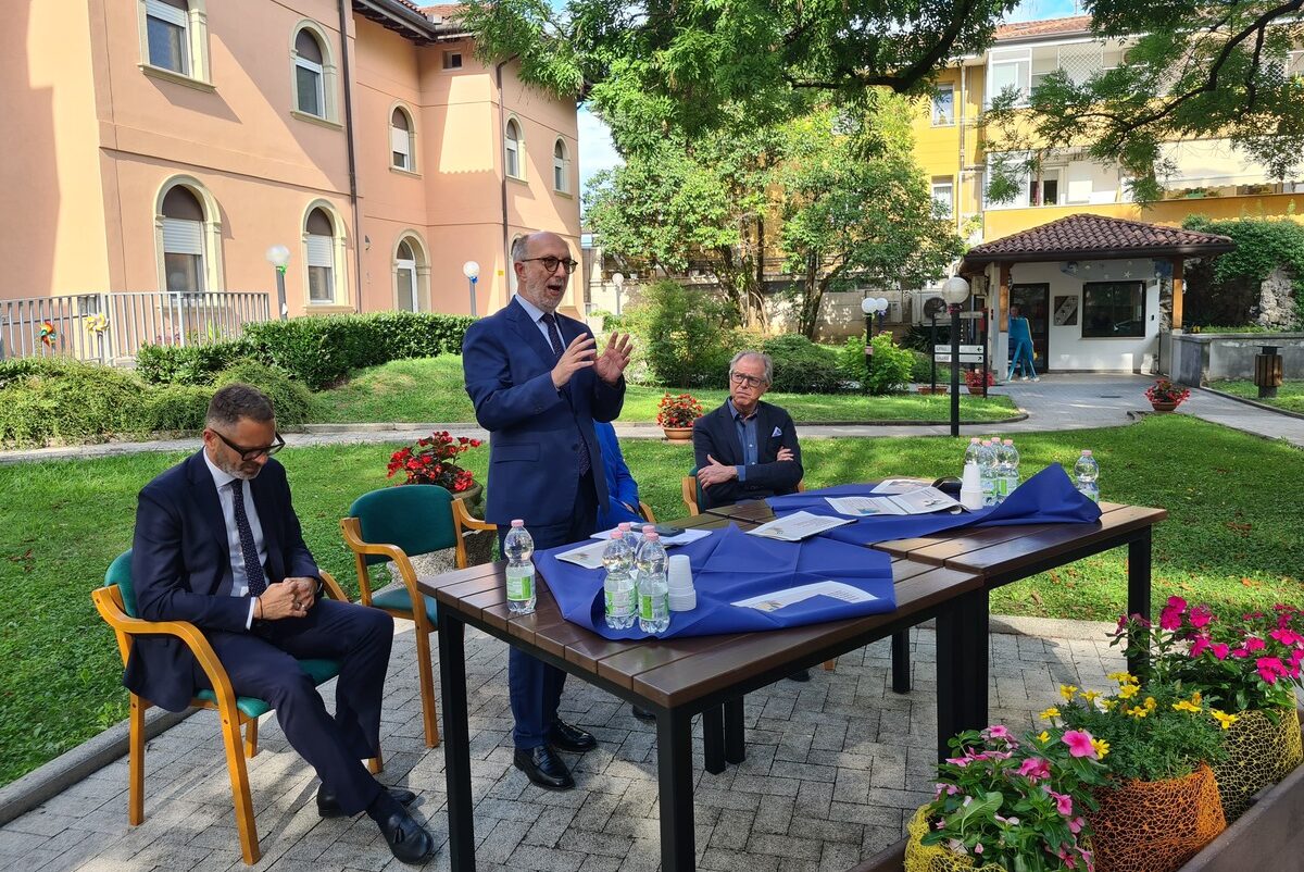 L'assessore regionale Riccardo Riccardi nel suo intervento all'esterno della Casa di riposo Asp di Spilimbergo per la presentazione del progetto di telemedicina