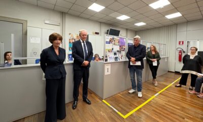 L'assessore regionale Alessia Rosolen, con l'assessore comunale alle Politiche sociali Massimo Tognolli, nella sede del nuovo sportello Si.Con.Te a Trieste