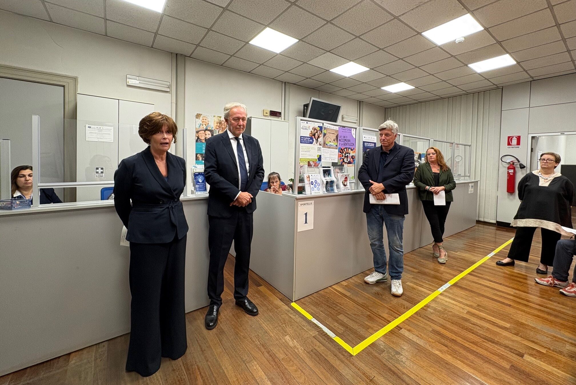 L'assessore regionale Alessia Rosolen, con l'assessore comunale alle Politiche sociali Massimo Tognolli, nella sede del nuovo sportello Si.Con.Te a Trieste