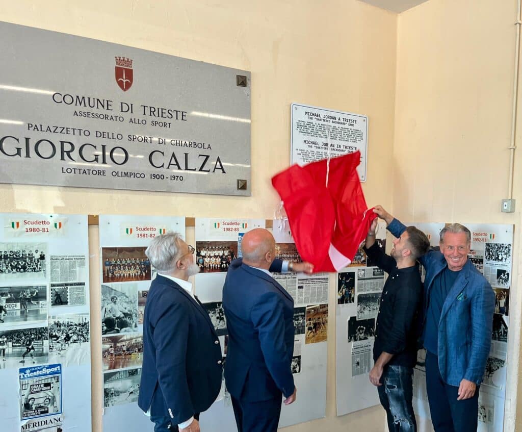 Trieste celebra Michael Jordan: 40 anni fa la schiacciata che fece la ...
