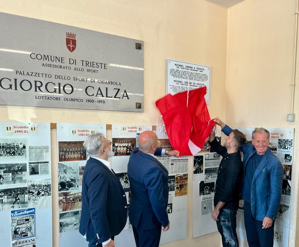 Lo scoprimento della targa celebrativa del 40° anniversario (26 agosto 1985- 2025) della storica partita di Michael Jordan a Trieste
